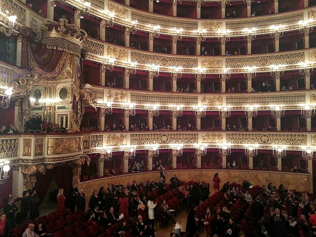 Teatro San Carlo (Flickr @Pietro Motta)