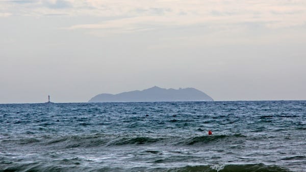 op heldere dagen kunt u zelfs het eiland Gorgona vanaf de kust zien. Foto door Guillaume Baviere