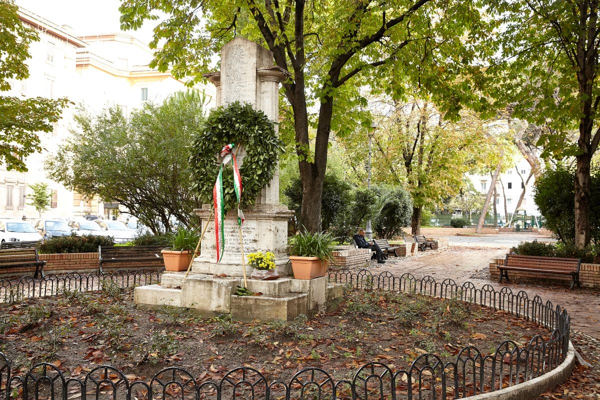 outdoor space with wreath on monument