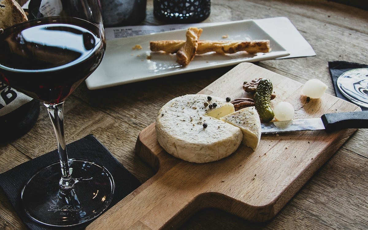 Wine tasting in Milan with a bite of food.